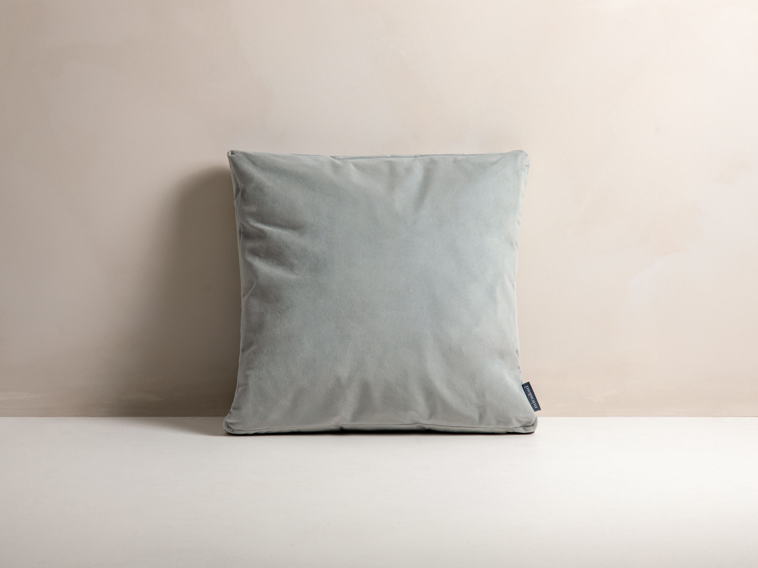 Micadoni Mono dekoratívny vankúš 50 × 50 × 18 cm - Zamat Matt Velvet 83 (Mat83) - SVETLOSIVÁ - 50 × 50 × 18 cm