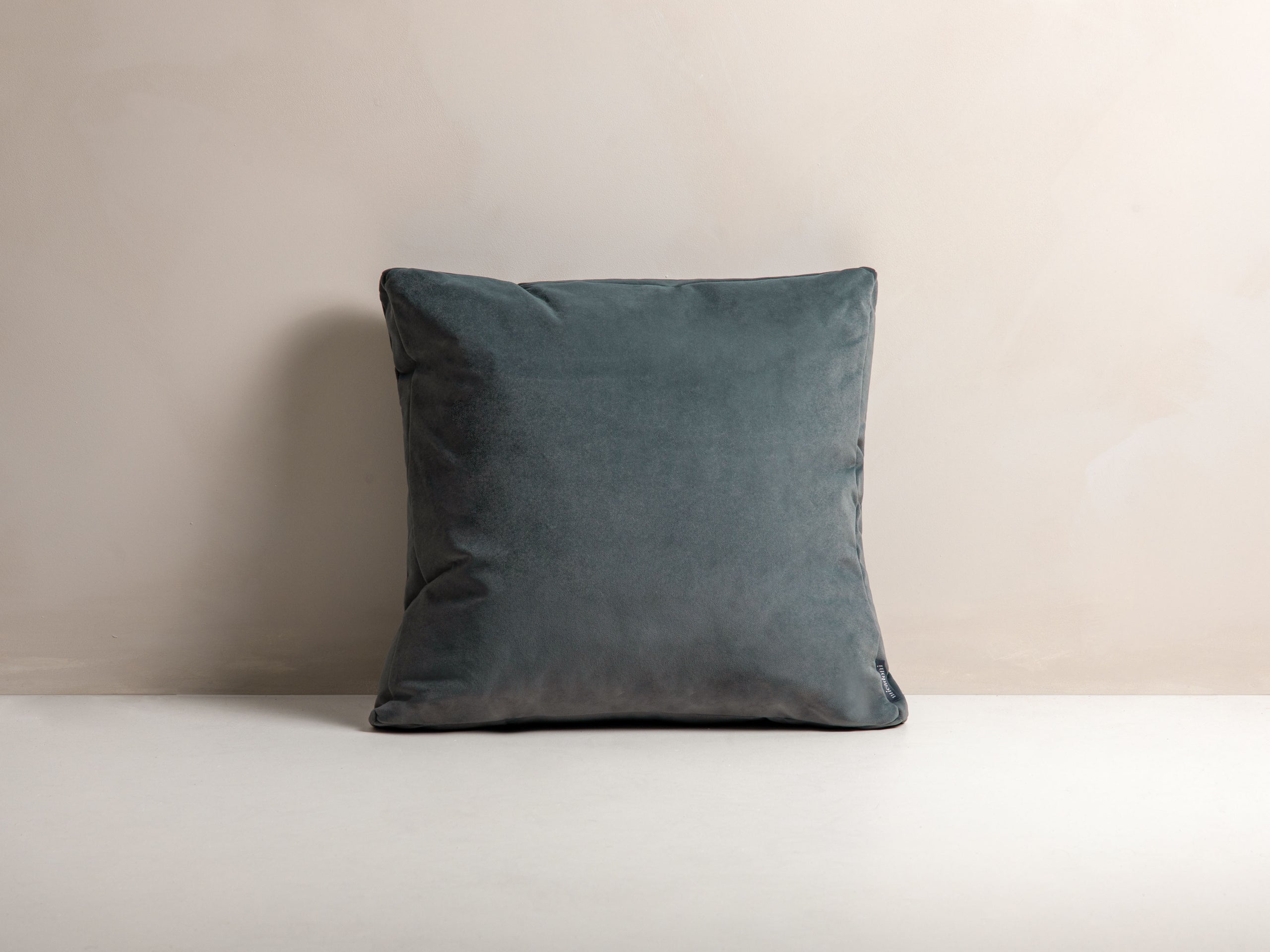 Micadoni Mono dekoratívny vankúš 50 × 50 × 18 cm - Zamat Matt Velvet 93 (Mat93) - SIVÁ - 50 × 50 × 18 cm