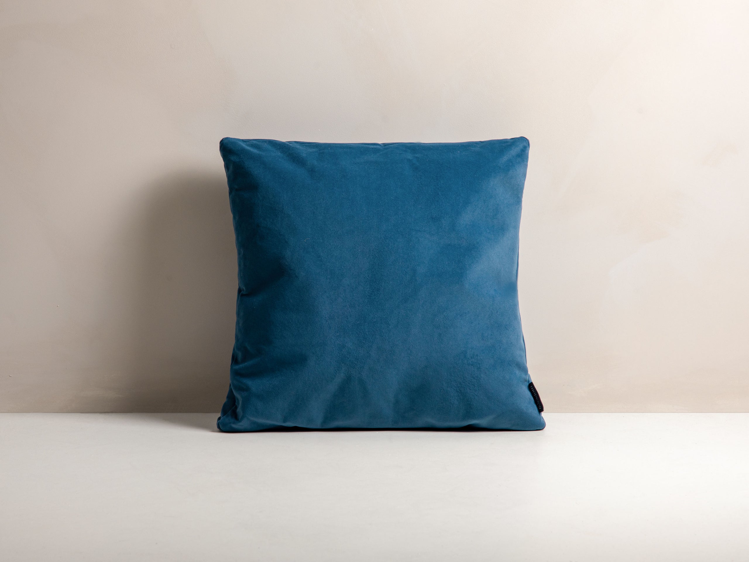 Micadoni Mono dekoratívny vankúš 50 × 50 × 18 cm - Zamat Matt Velvet 74 (Mat74) - MODRÁ - 50 × 50 × 18 cm