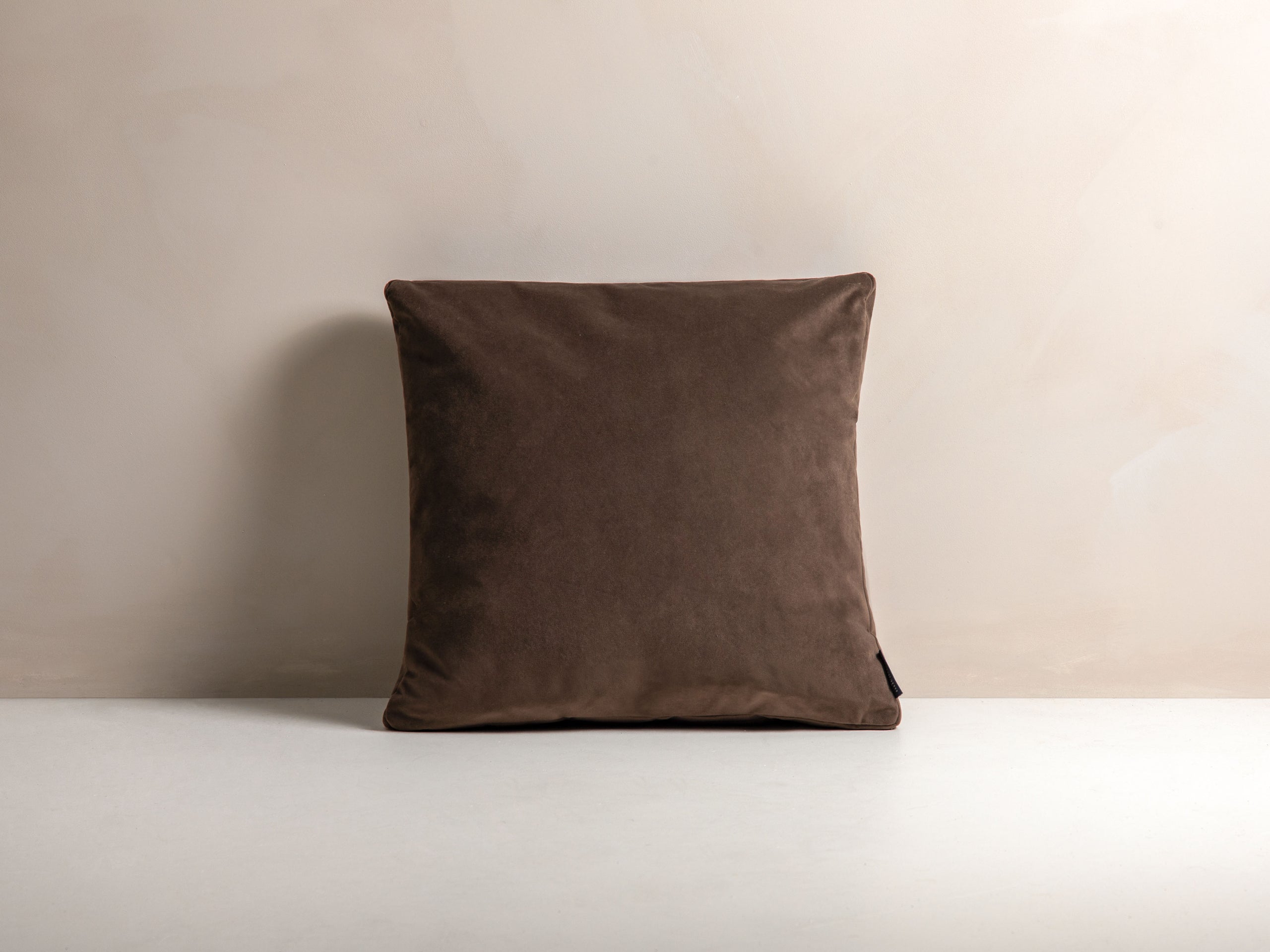 Micadoni Mono dekoratívny vankúš 50 × 50 × 18 cm - Zamat Matt Velvet 29 (Mat29) - HNEDÁ - 50 × 50 × 18 cm