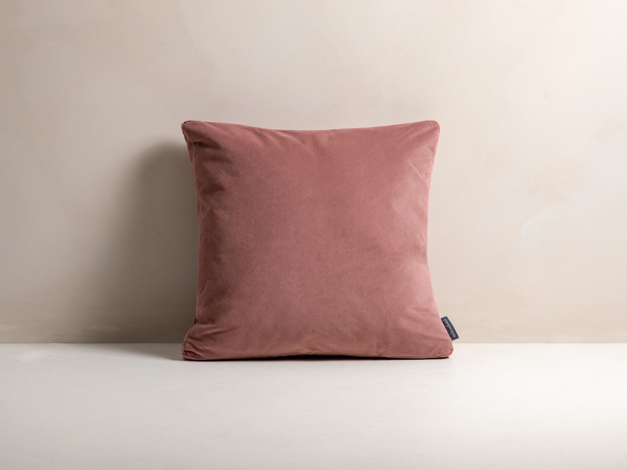 Micadoni Mono dekoratívny vankúš 50 × 50 × 18 cm - Zamat Matt Velvet 63 (Mat63) - RUŽOVÁ - 50 × 50 × 18 cm