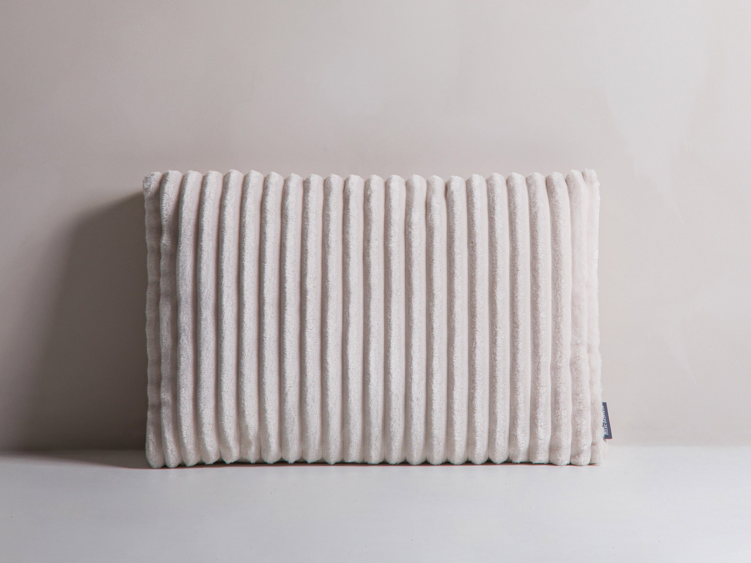 Micadoni Stripy dekoratívny vankúš 60 × 40 × 14 cm - Menčester Tilia 01 (Til01) / Zamat Matt Velvet 06 (Mat06) - SLONOVINOVÁ / SVETLOBÉŽOVÁ - 60 × 40 × 14 cm