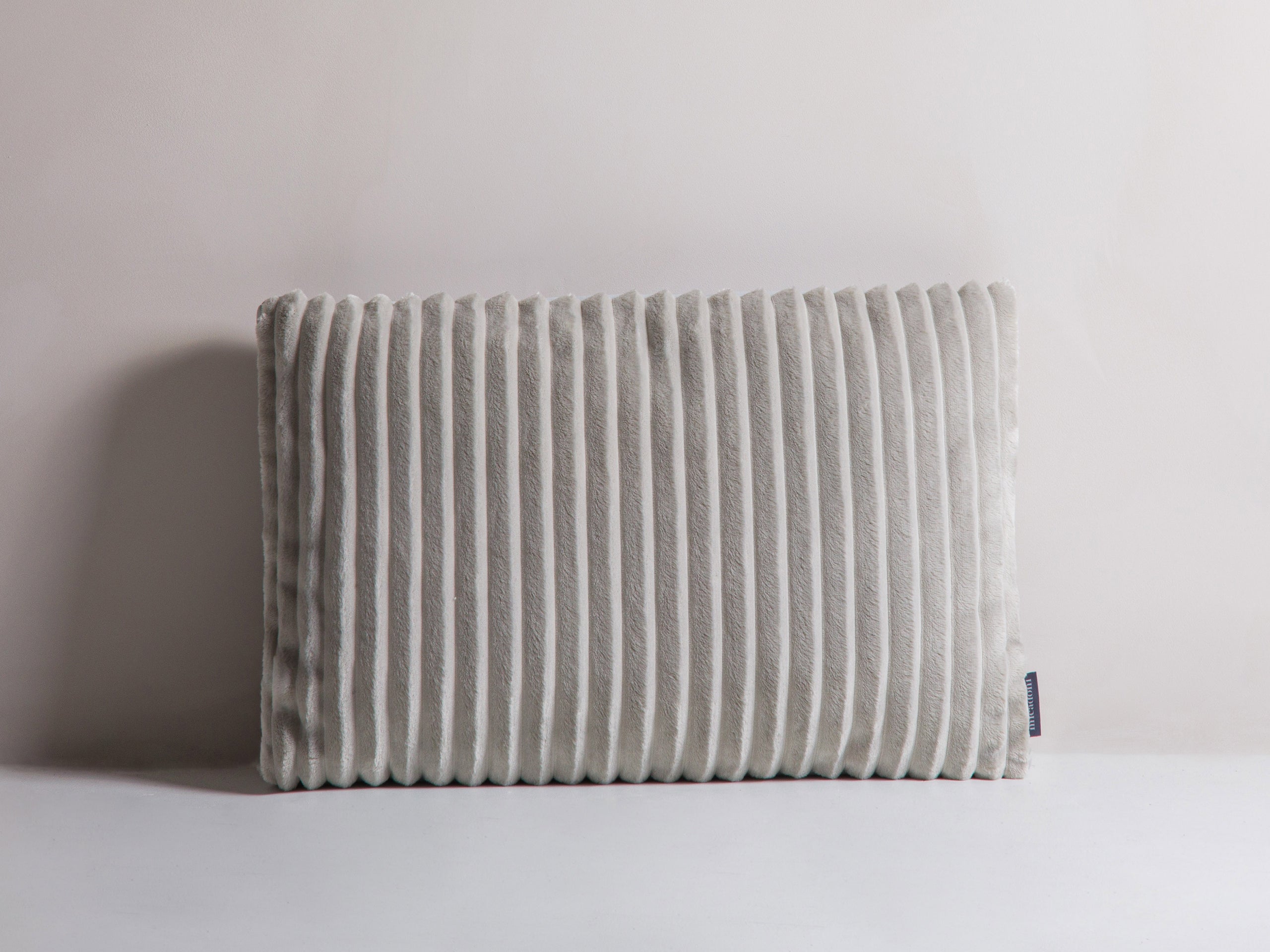 Micadoni Stripy dekoratívny vankúš 60 × 40 × 14 cm - Menčester Tilia 83 (Til83) / Zamat Matt Velvet 83 (Mat83) - STRIEBORNÁ / SVETLOSIVÁ - 60 × 40 × 14 cm