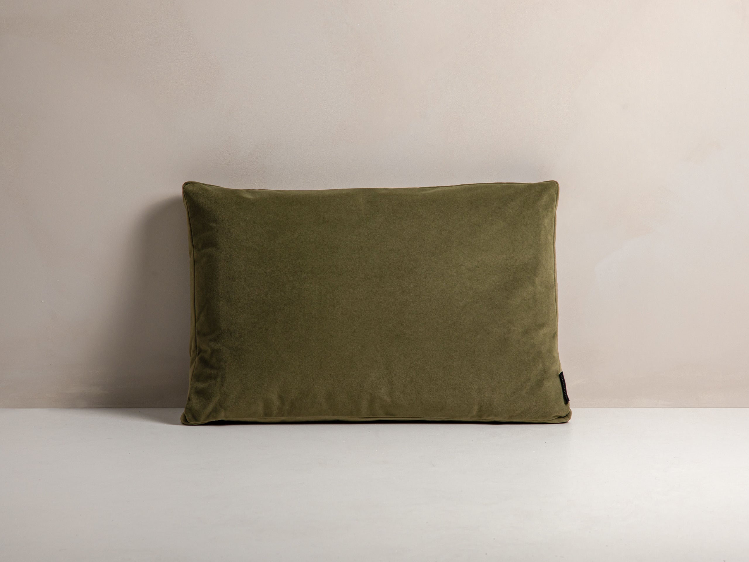 Micadoni Stripy dekoratívny vankúš 60 × 40 × 14 cm - Zamat Matt Velvet 38 (Mat38) - ZELENÁ - 60 × 40 × 14 cm