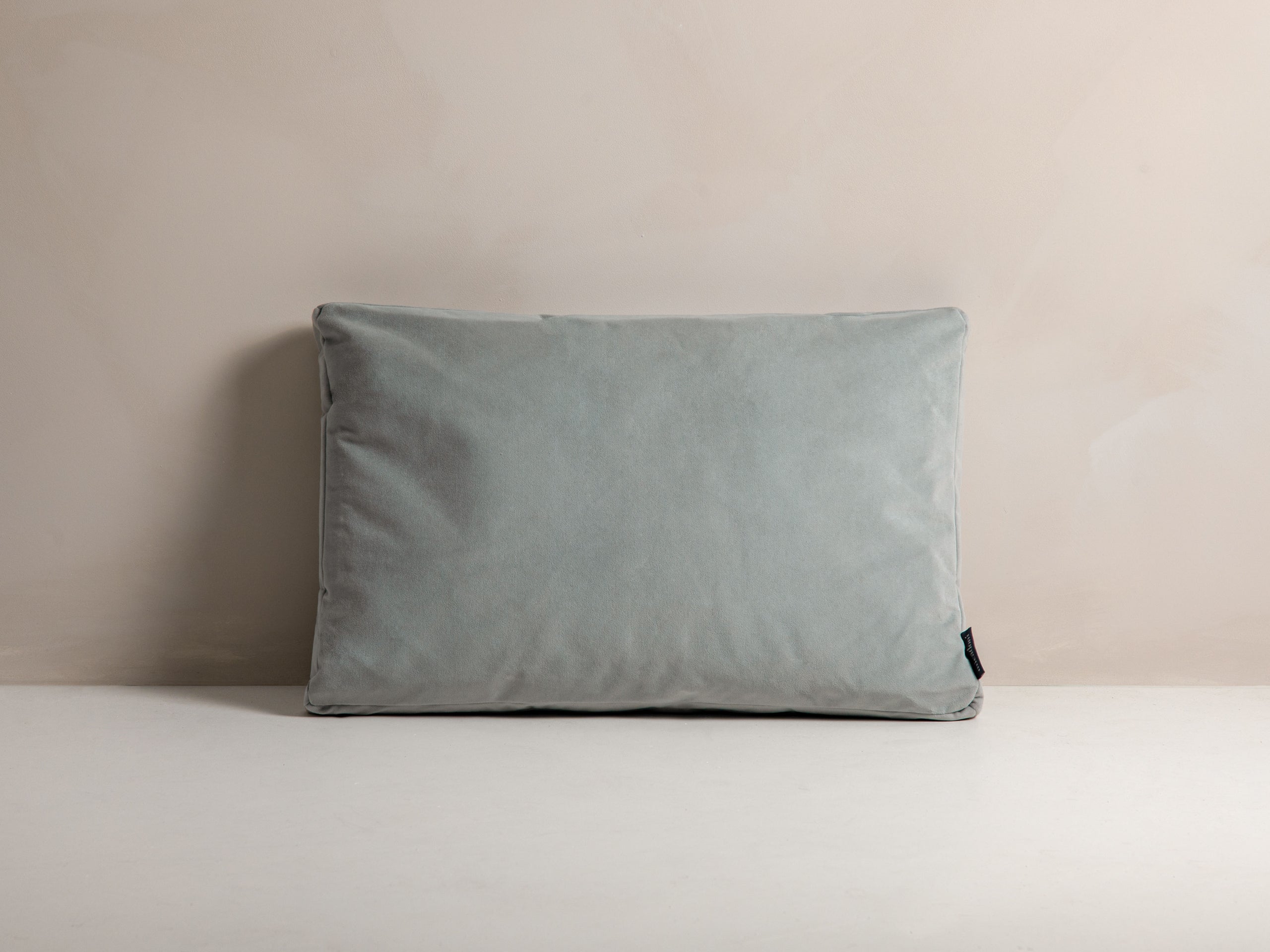 Micadoni Stripy dekoratívny vankúš 60 × 40 × 14 cm - Zamat Matt Velvet 83 (Mat83) - SVETLOSIVÁ - 60 × 40 × 14 cm