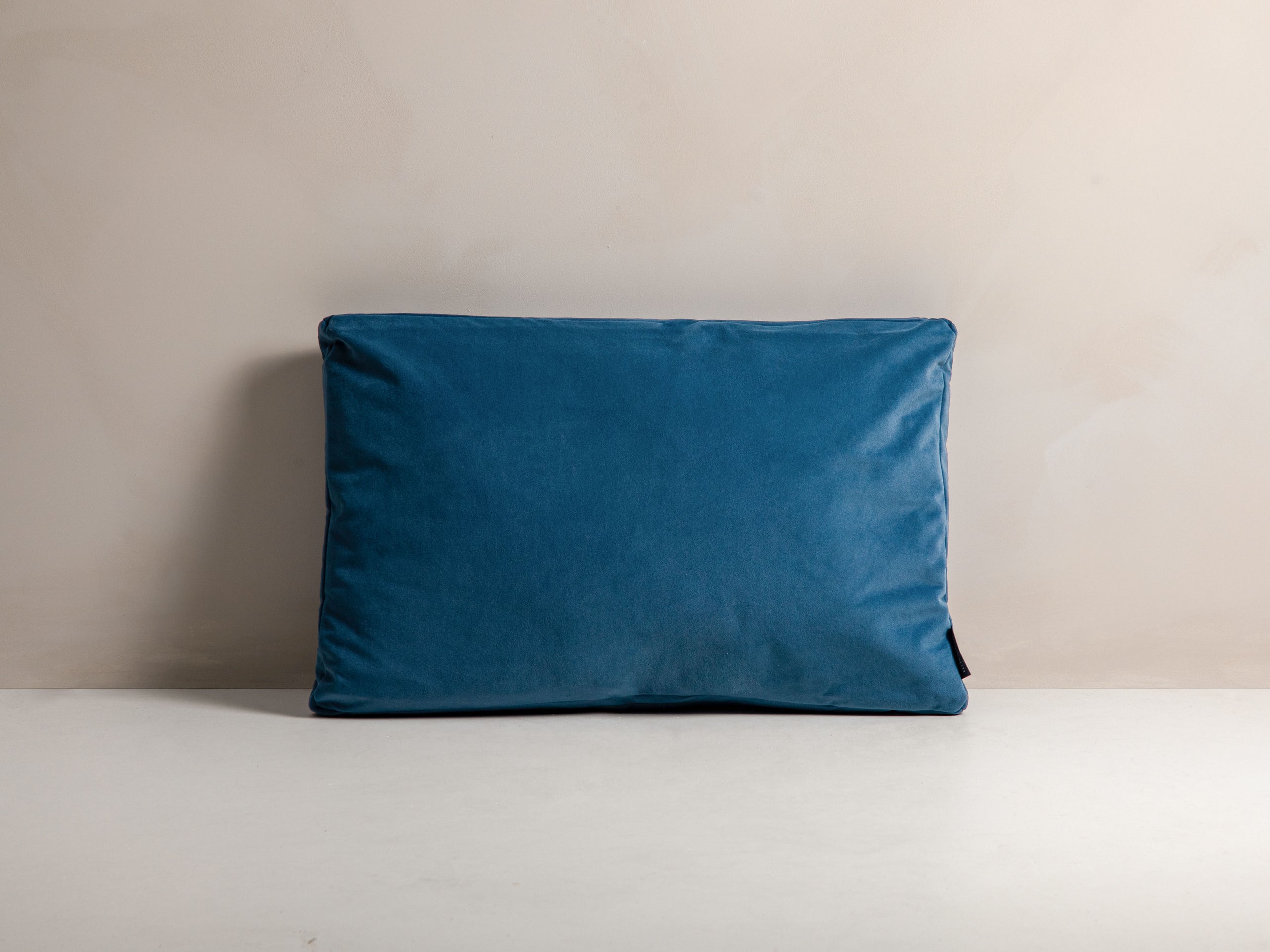 Micadoni Stripy dekoratívny vankúš 60 × 40 × 14 cm - Zamat Matt Velvet 74 (Mat74) - MODRÁ - 60 × 40 × 14 cm