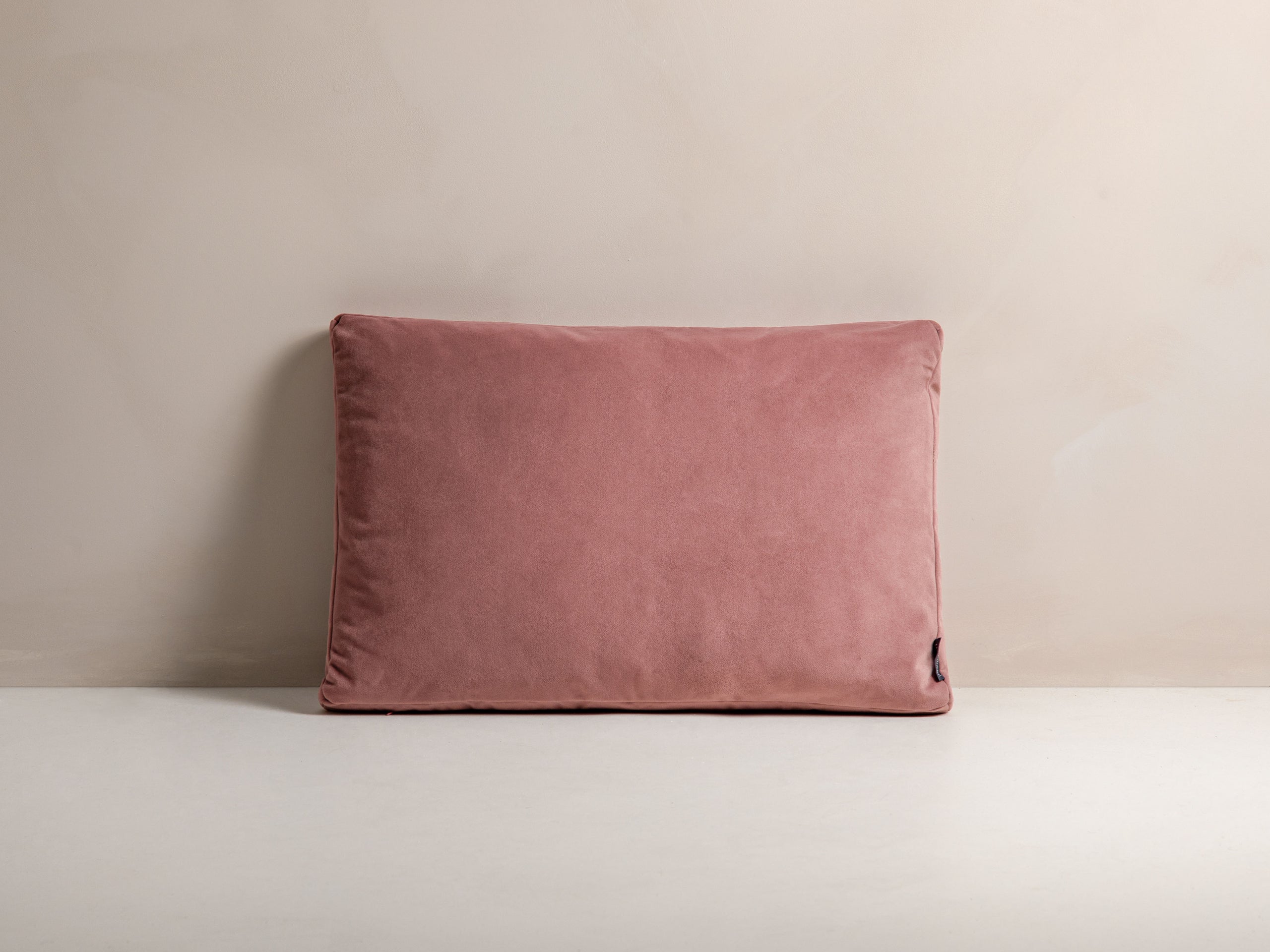 Micadoni Stripy dekoratívny vankúš 60 × 40 × 14 cm - Zamat Matt Velvet 63 (Mat63) - RUŽOVÁ - 60 × 40 × 14 cm