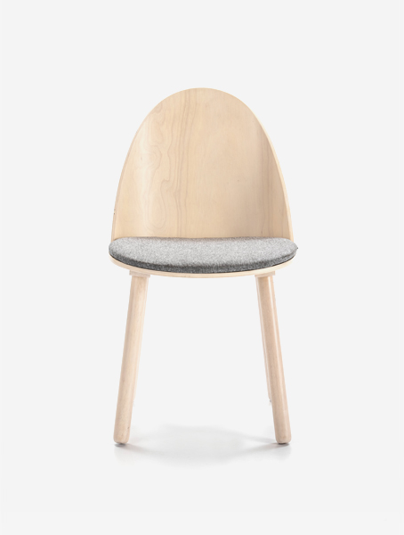 teulat uma drevená stolička