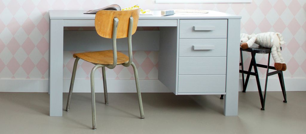 písací stôl s úložným priestorom
